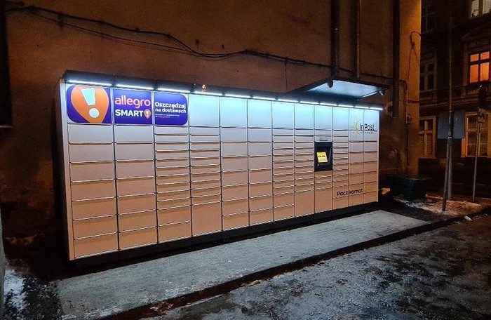 Paczkomat ZGO29M na parkingu