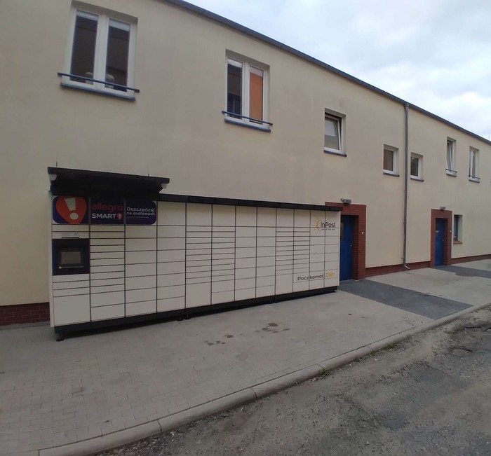 Paczkomat ZGO37M na  parkingu przy aptece Morelowej