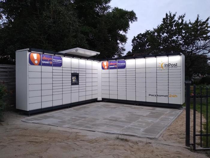 Paczkomat ZGO42M na parkingu posesji