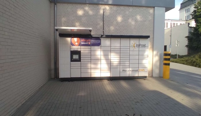 Parcel Locker ZGO43M parking z tyłu marketu