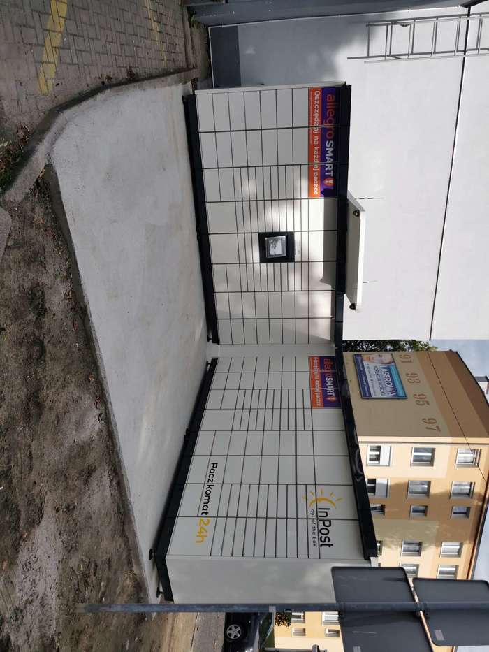 Parcel Locker ZGO50M na parkingu za marketem