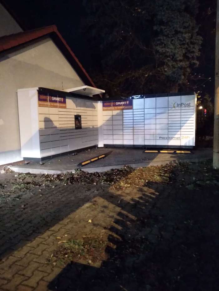 Paczkomat ZGO51M na parkingu