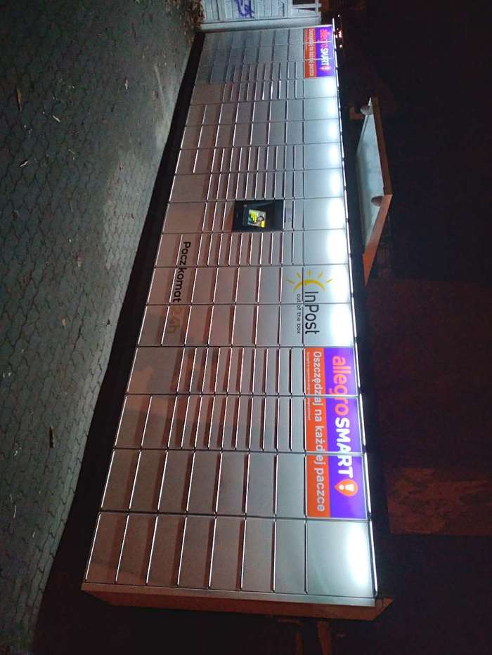 Parcel Locker ZGO52M na parkingu