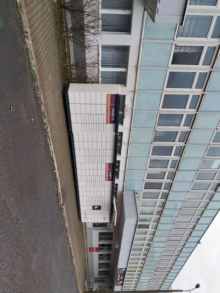 Paczkomat ZGO53M przy budynku biurowym