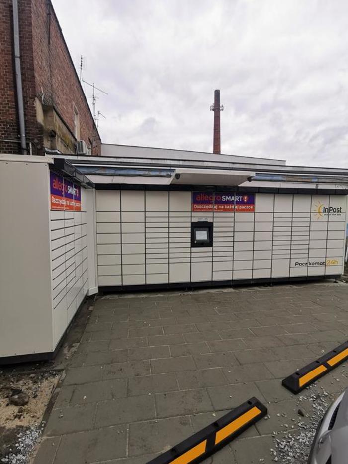 Paczkomat ZGO54M na parkingu hurtowni kosmetycznej