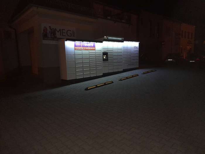 Paczkomat ZGO60M na parkingu za apteką