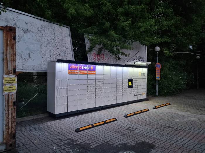 Paczkomat ZGO63M na parkingu