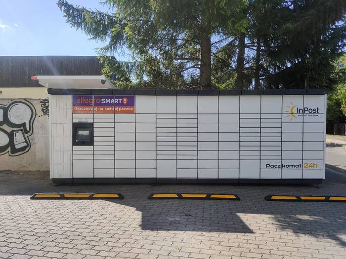 Parcel Locker ZGO64M przy parkingu