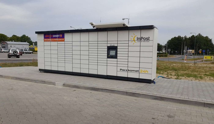 Поштомат ZGO67M przy budynku centrum handlowego