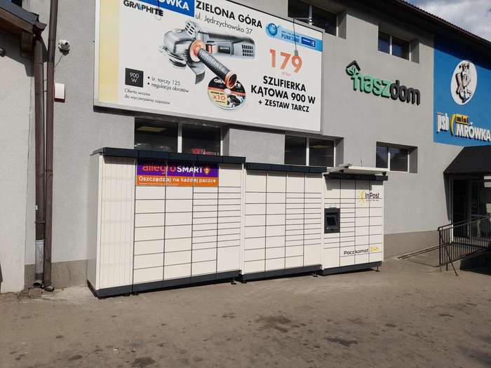 Paczkomat ZGO68M na parkingu marketu