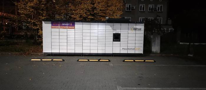 Paczkomat ZGO70M na parkingu centrum handlowego