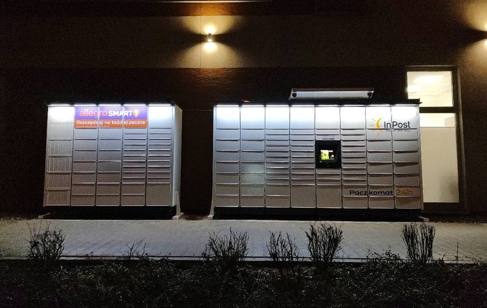 Parcel Locker ZGO83M Na lewej ścianie od głównego wejścia do Galerii Źródlanej
