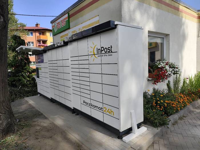 Parcel Locker ZGO86M przy sklepie