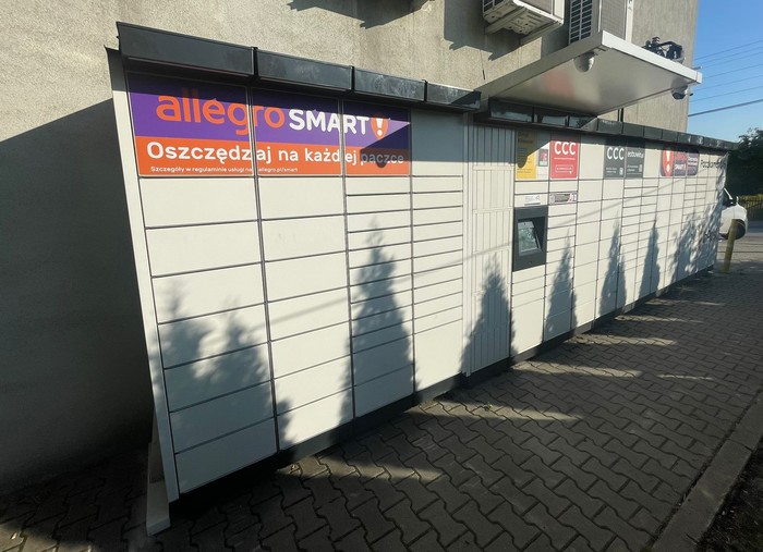 Поштомат ZGS01M Po lewej stronie budynku Delikatesy Centrum