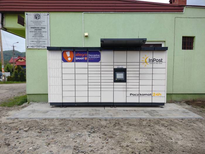 Paczkomat ZIA01M boczna ściana sklepu