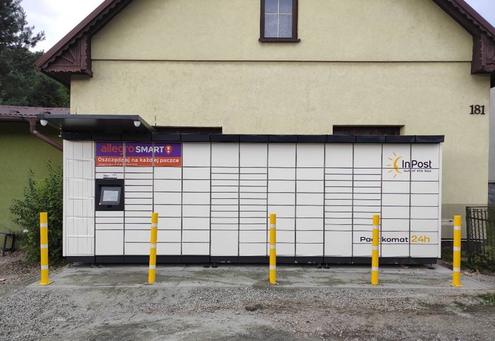 Paczkomat ZIA02M obok wejścia do sklepu
