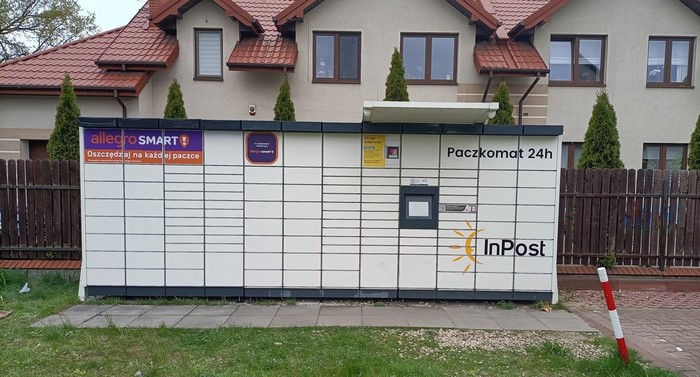 Paczkomat ZIE01M Za sklepem Żabka