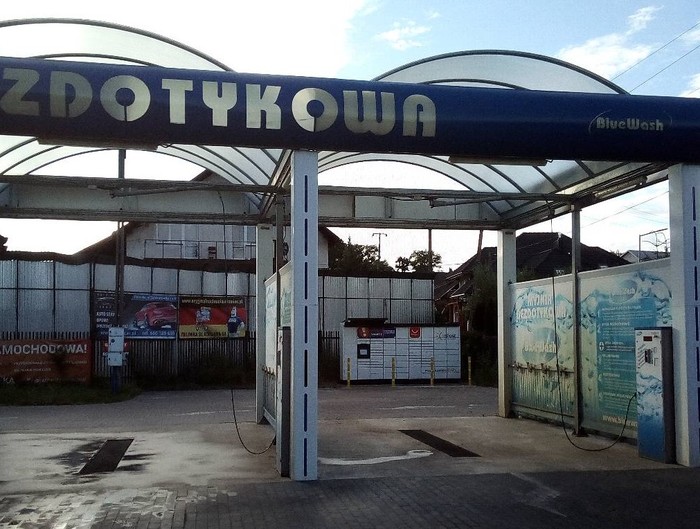 Paczkomat ZIE02M Przy myjni bluwash, po prawej stronie obiektu