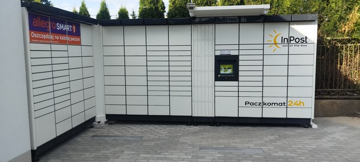 Paczkomat ZIE06M przed budynkiem usługowym