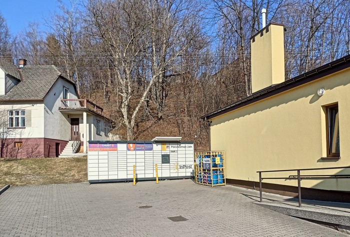 Paczkomat ZIK01M na parkingu sklepu