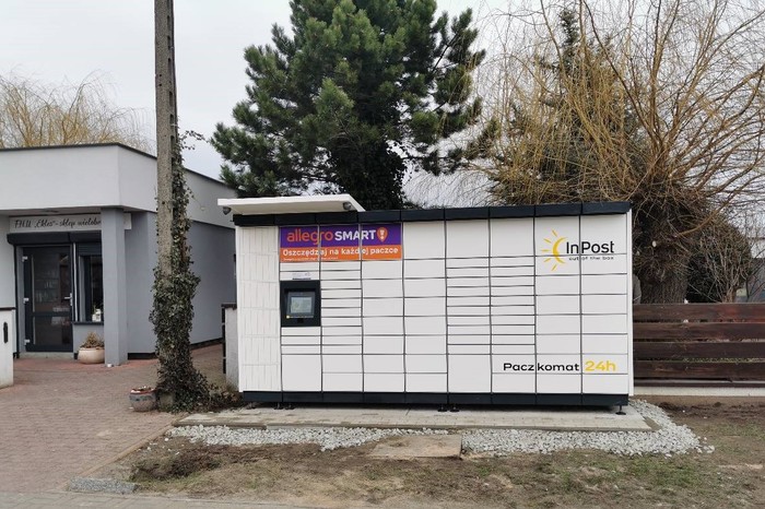 Paczkomat ZIMI01M przy sklepie spożywczym