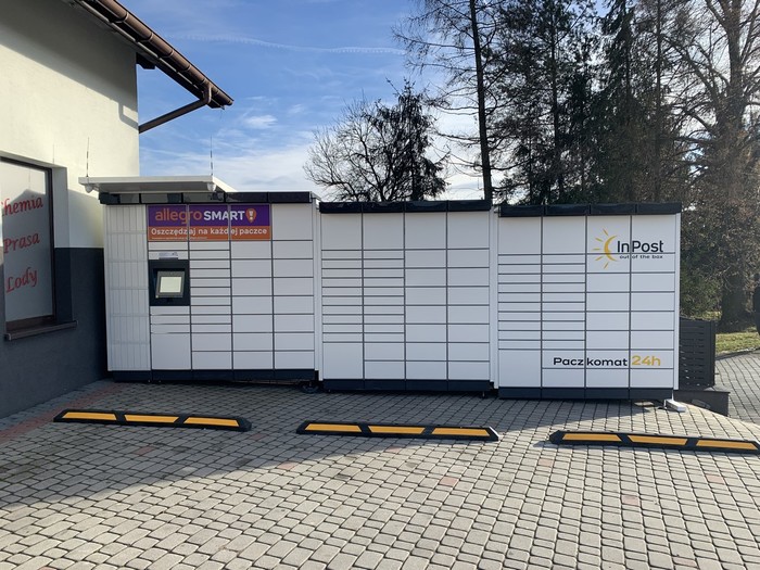 Paczkomat ZIY01M Parking przed sklepem
