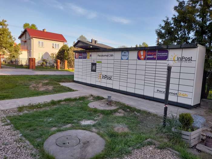Paczkomat ZKE01M Po lewej stronie przy płocie na stacji LPG