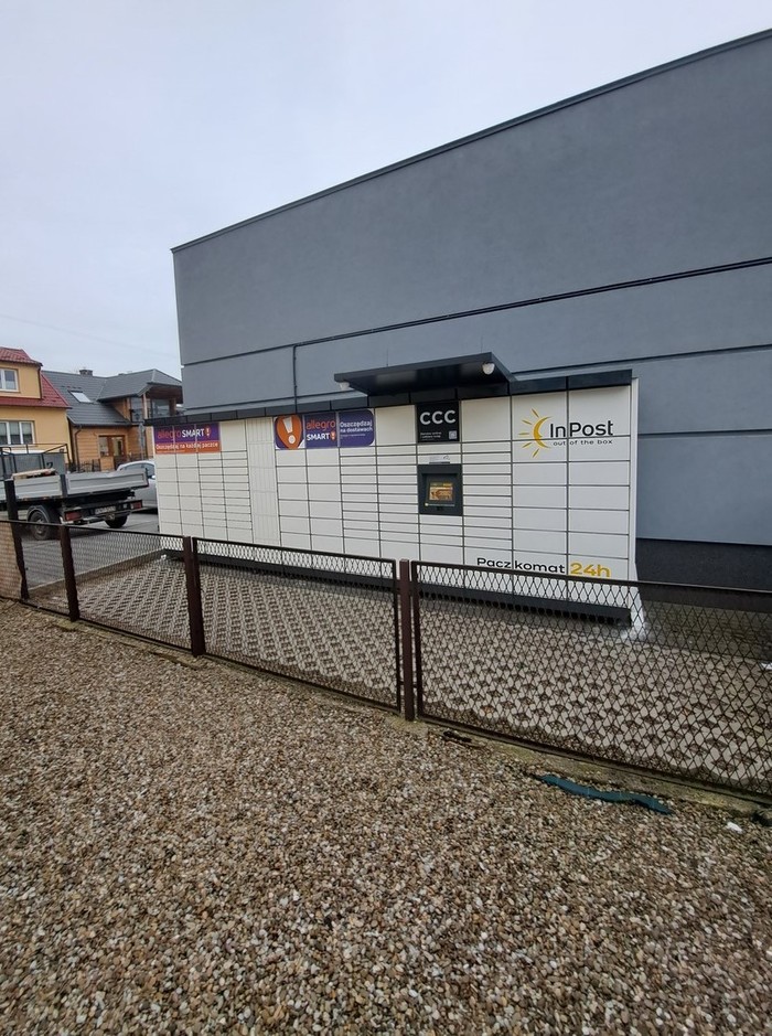 Paczkomat ZKN01M Po prawej stronie Apteki Zdrowe Ceny