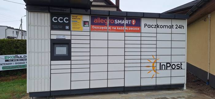 Paczkomat ZKS01M na parkingu sklepu