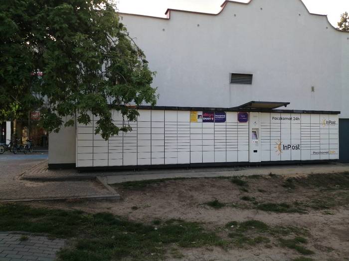 Paczkomat ZLH01A Obok sklepu Delikatesy Centrum