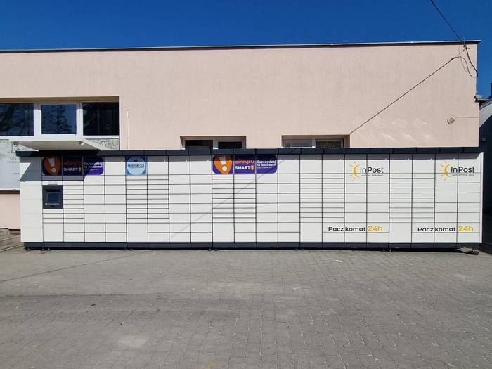 Parcel Locker ZLN01M Z lewej strony wejścia do delikatesów centrum