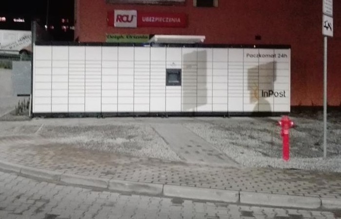 Paczkomat ZLO01M Przy parkingu Lidla.