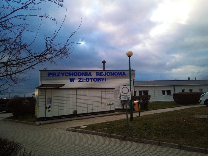 Paczkomat ZLO03A Po prawej stronie od wejścia do przychodni