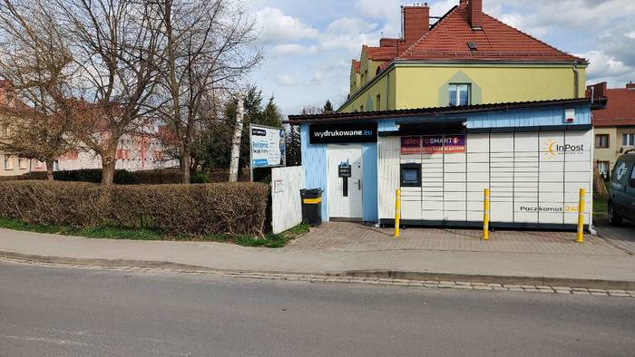 Paczkomat ZLO03M Po prawej stronie od wejścia do sklepu.
