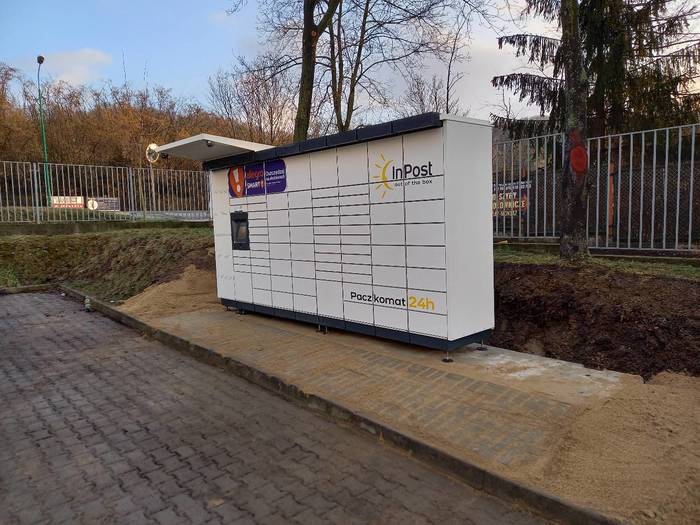 Paczkomat ZLO04M Za myjnią, przy parkingu.