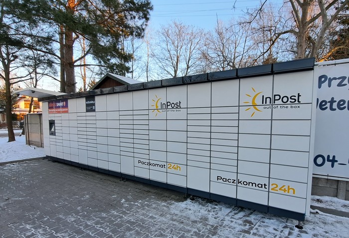 Paczkomat ZLS02M Na końcu parkingu sklepu Top Market