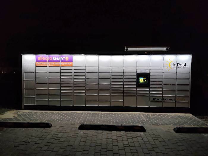 Paczkomat ZNC03M na parkingu przy budynku