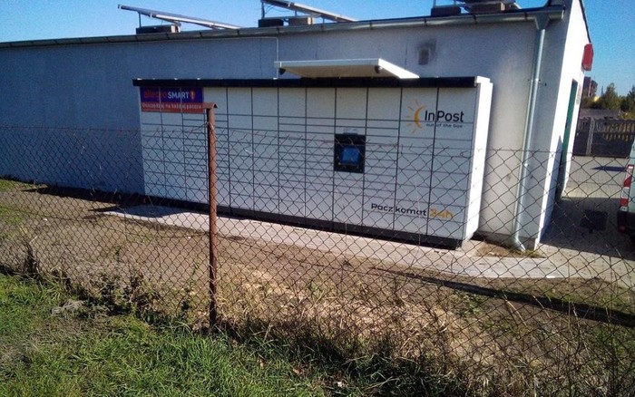 Paczkomat ZNI05M obok sklepu
