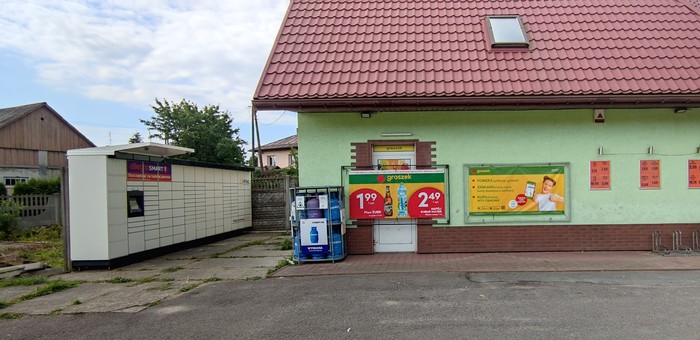 Paczkomat ZNW01M Przy bocznej ścianie sklepu