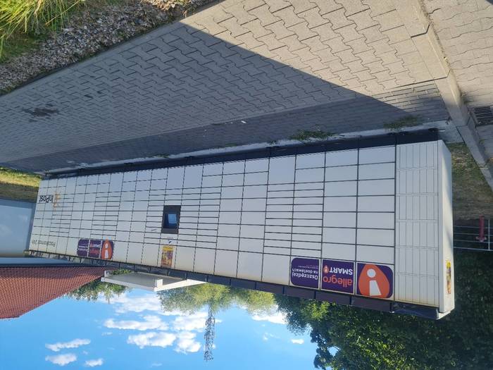 Paczkomat ZOG01M Po lewej stronie od wejścia do sklepu Lidl
