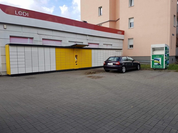 Paczkomat ZOG02A Obok sklepu Delikatesy Centrum