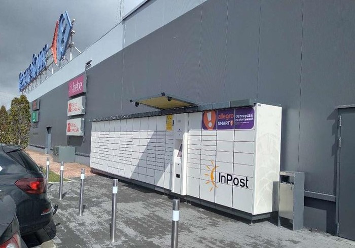 Parcel Locker ZOG03A Przy Galerii Słowiańskiej od strony stacji benzynowej i myjni.