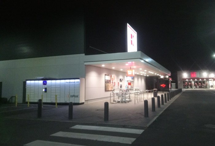 Paczkomat ZOG04N Przy sklepie Kaufland, po lewej stronie