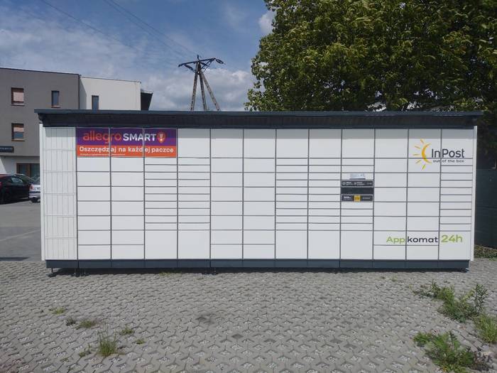 Paczkomat ZOR04BAPP na parkingu Apartamentów na Wynajem
