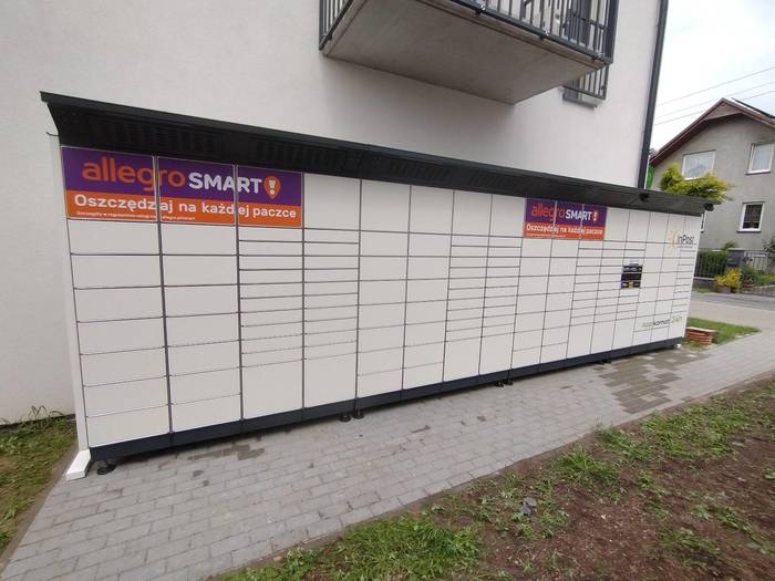 Paczkomat ZOR06BAPP obok sklepu Żabka