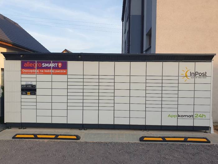 Paczkomat ZOR07BAPP obok budynku, u zbiegu ul. Niskiej i ul. Łąkowej