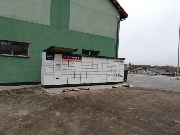 Paczkomat ZOR08A na parkingu obok OSP
