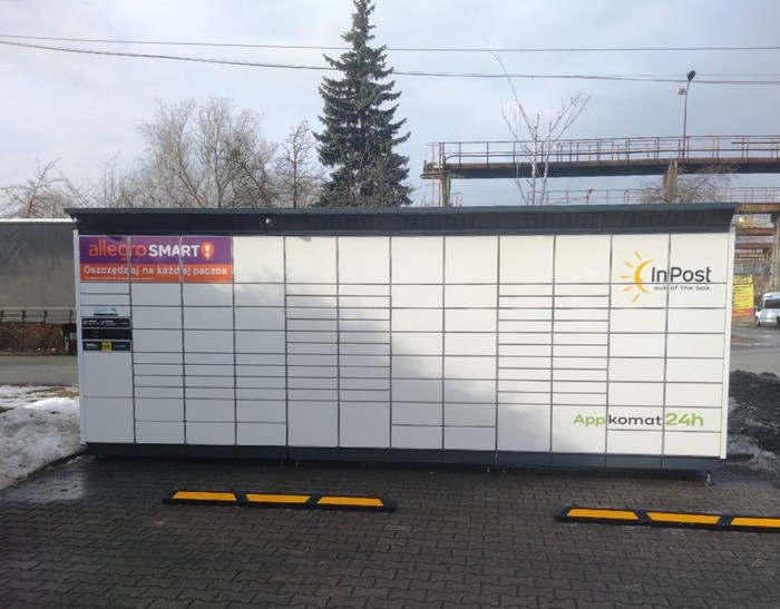 Paczkomat ZOR09BAPP na parkingu stacji paliw Fel-Tank