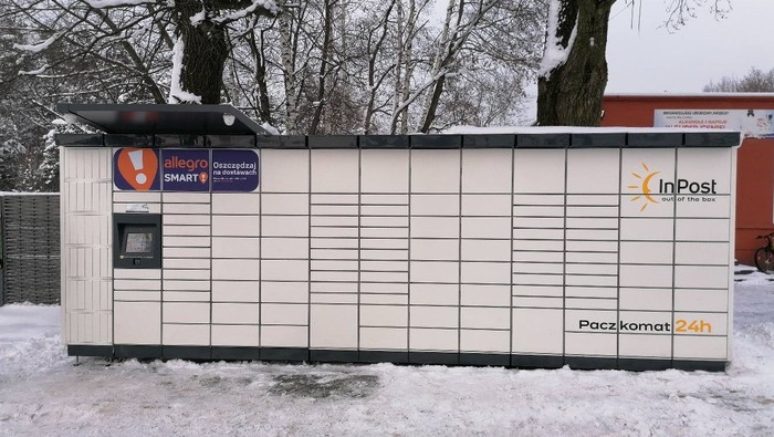 Paczkomat ZOR09M Przed sklepem NYCS