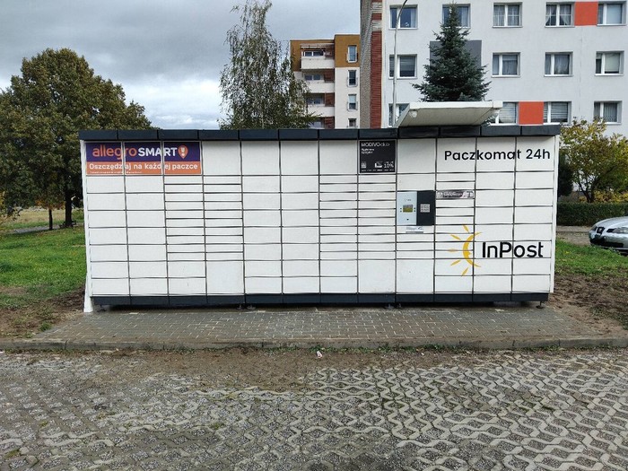 Paczkomat ZOR10N na parkingu